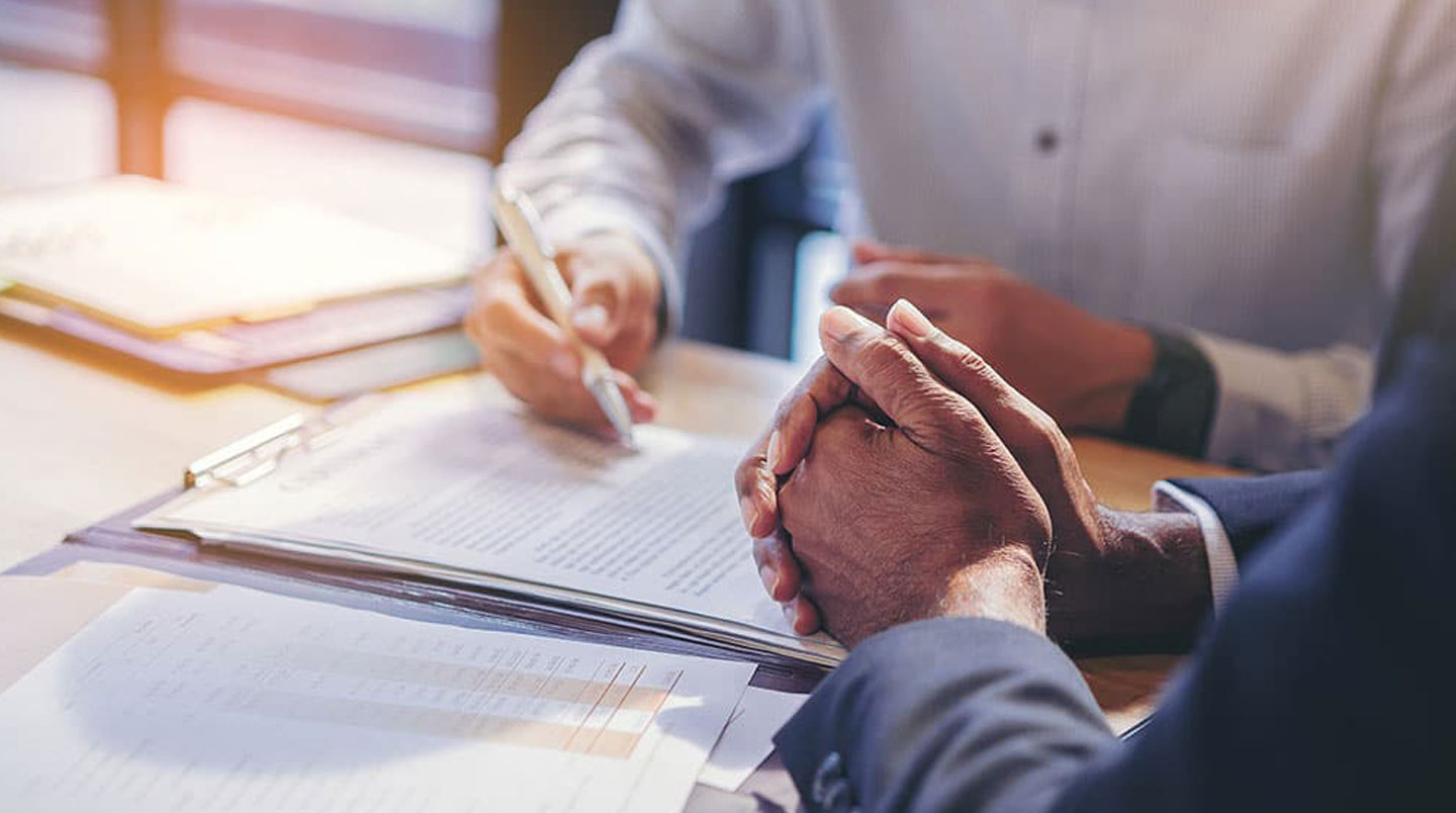 Agenda hebdomadaire ouvert montrant une semaine organisée avec créneaux horaires annotés en français pour différencier temps de travail salarié et activité SASU